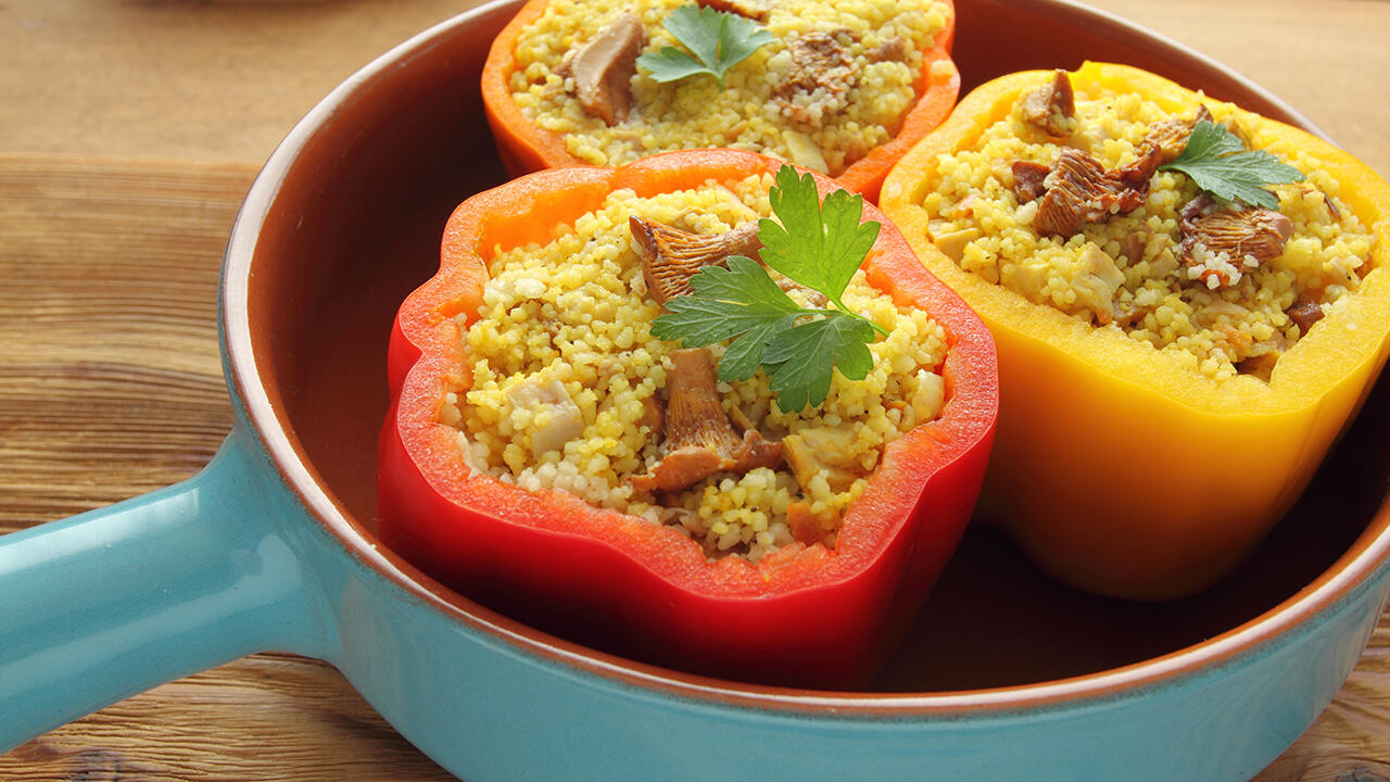 Als Füllung in Gemüse liefert Couscous wertvolle Ballaststoffe und Proteine. Als Füllung in Gemüse liefert Couscous wertvolle Ballaststoffe und Proteine.