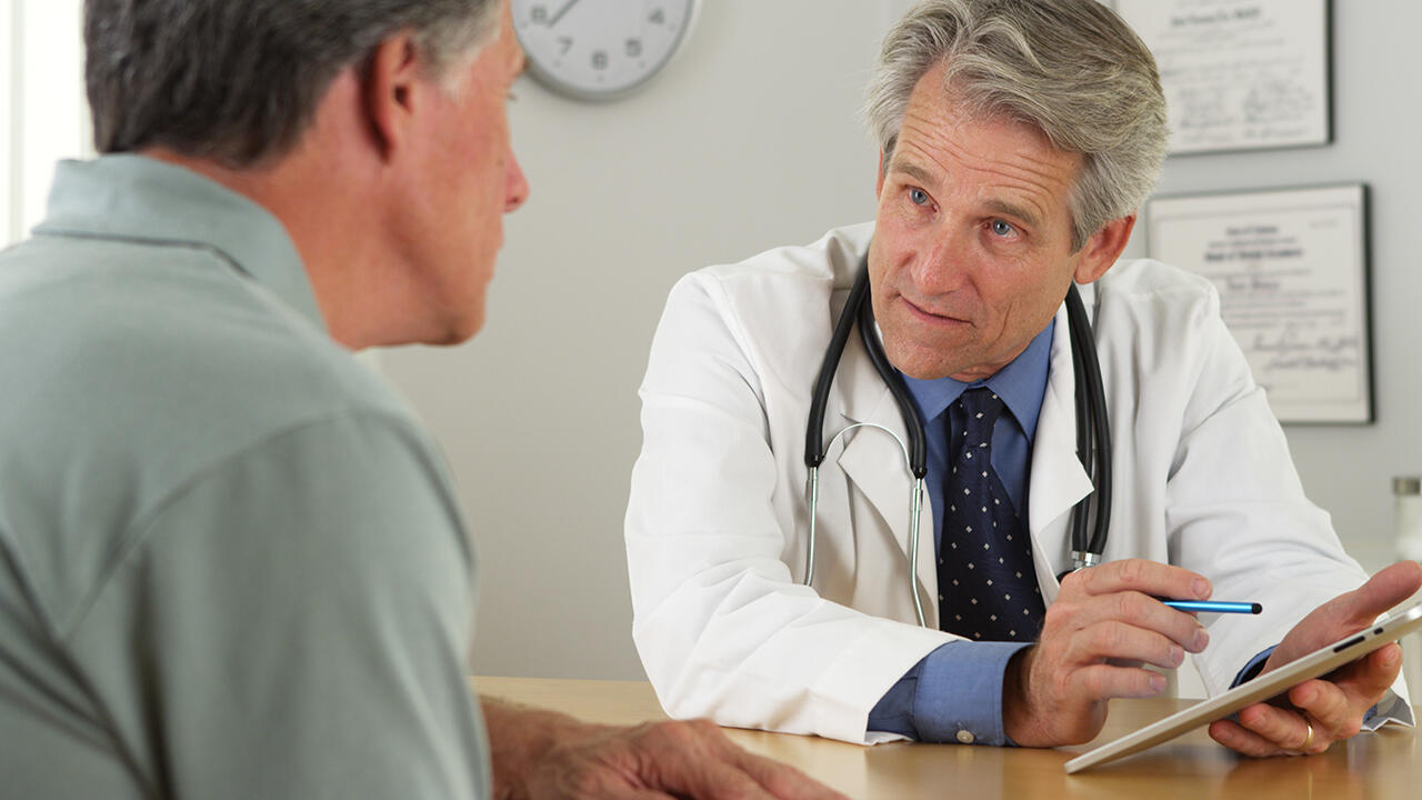 Vitamin B12-Mangel: Auch ältere Menschen zählen zu den Risikogruppen. Vitamin B12-Mangel: Auch ältere Menschen zählen zu den Risikogruppen.