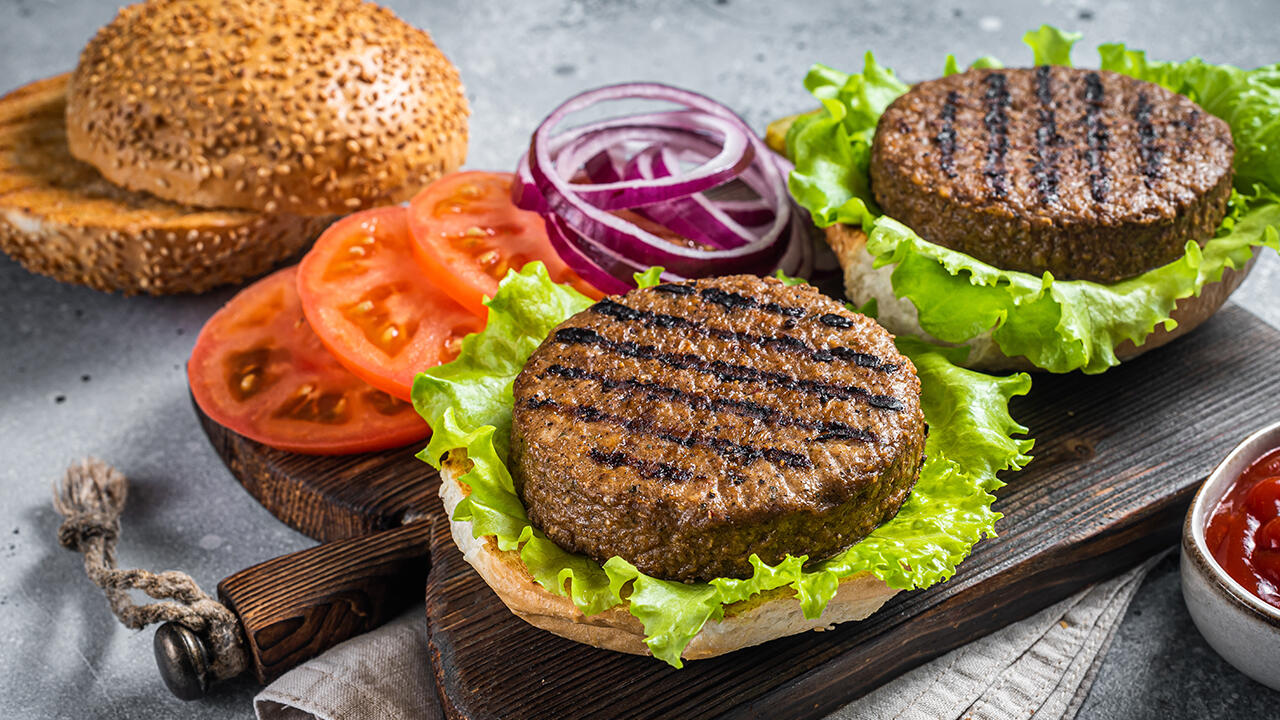 Im Test: 16 vegane Burgerpatties.
