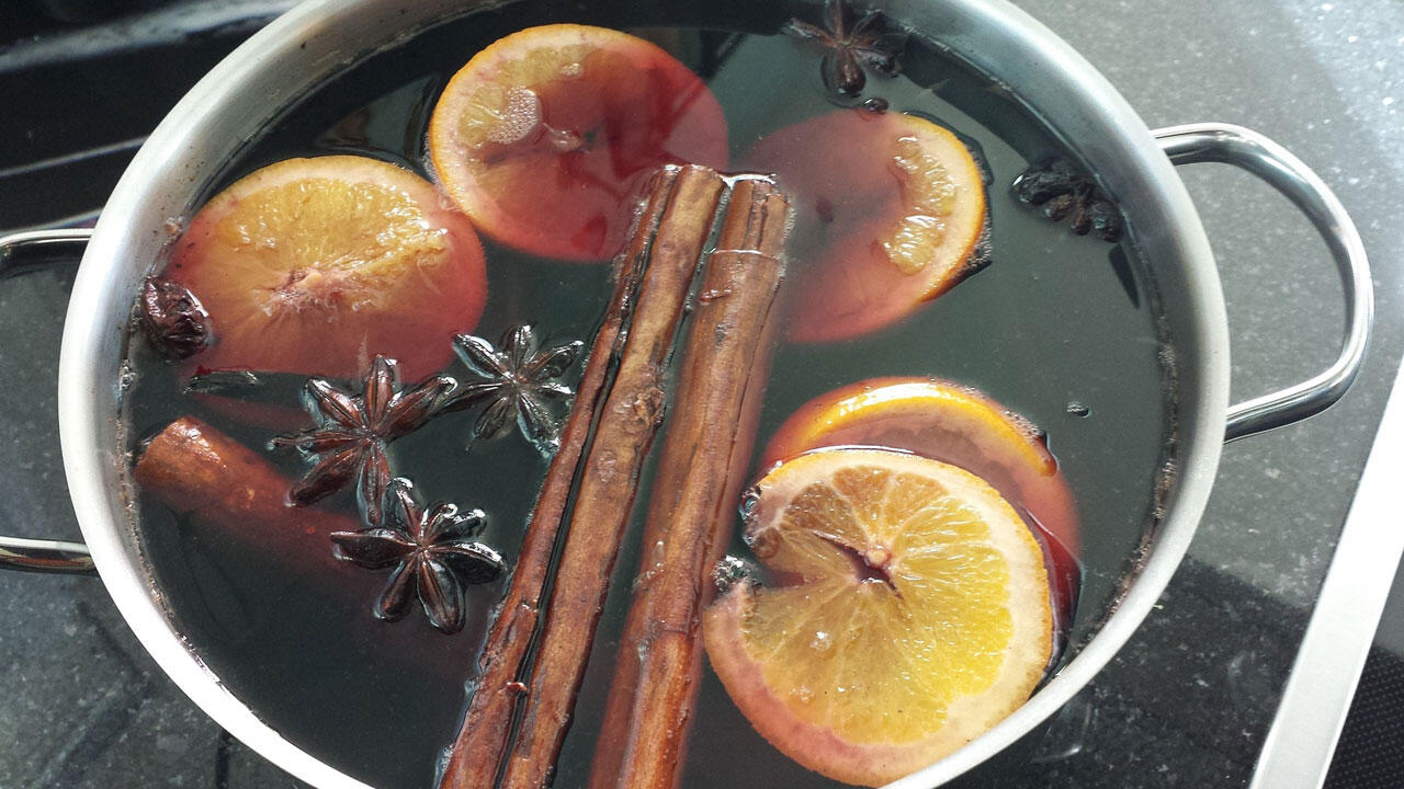 Glühwein selber machen: Alle Zutaten im Topf langsam erwärmen.