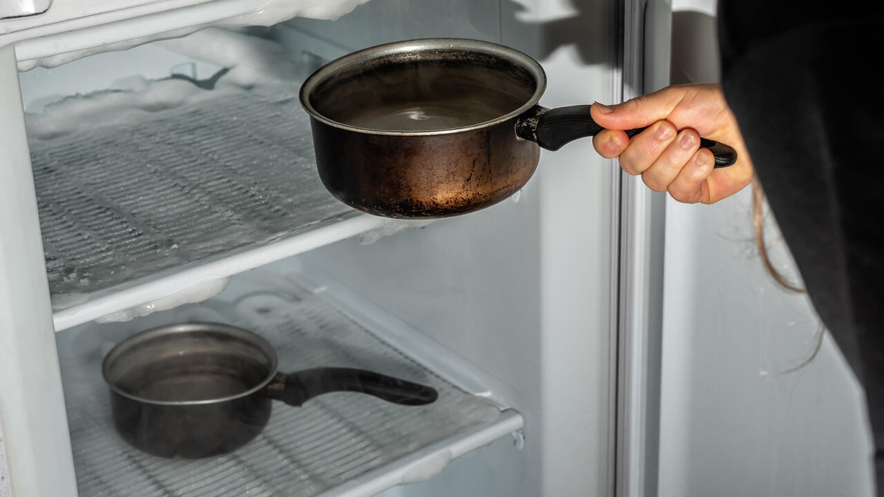 Sie können das Abtauen beschleunigen, indem Sie Töpfe mit heißem Wasser in den Schrank stellen.