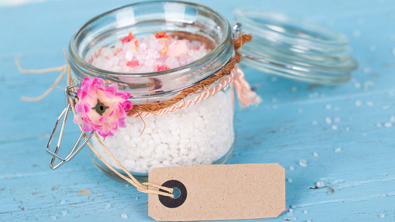Selbst gemachtes Badesalz ist ein schönes Geschenk für liebe Menschen. Selbst gemachtes Badesalz ist ein schönes Geschenk für liebe Menschen.