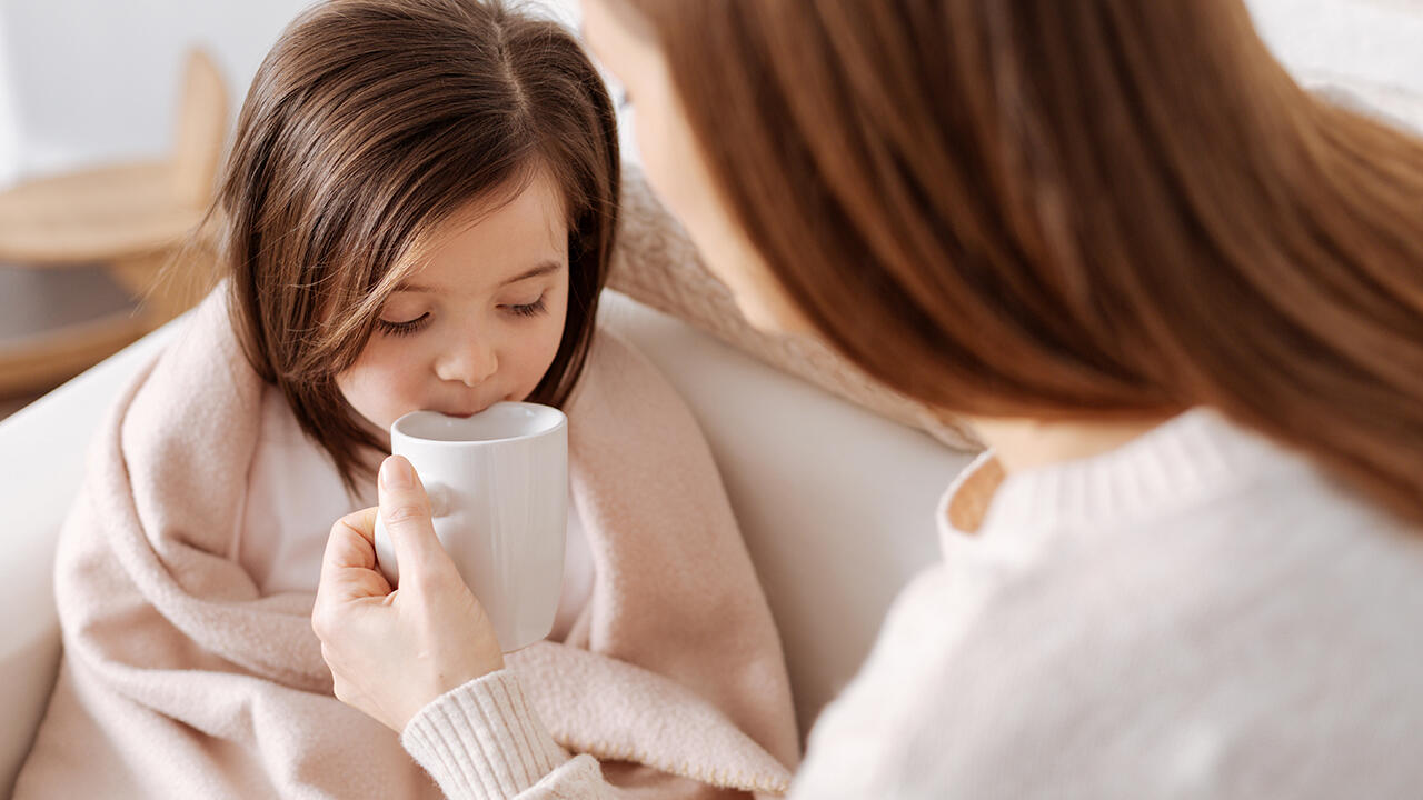 Fieber bei Kindern: Wichtig ist, dass das Kind viel trinkt, am besten Tee oder Wasser.