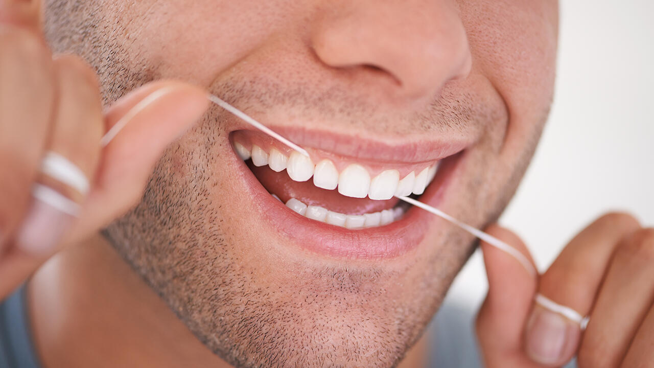 Zahnzwischenräume nicht vergessen! Die regelmäßige Reinigung ist wichtig. 