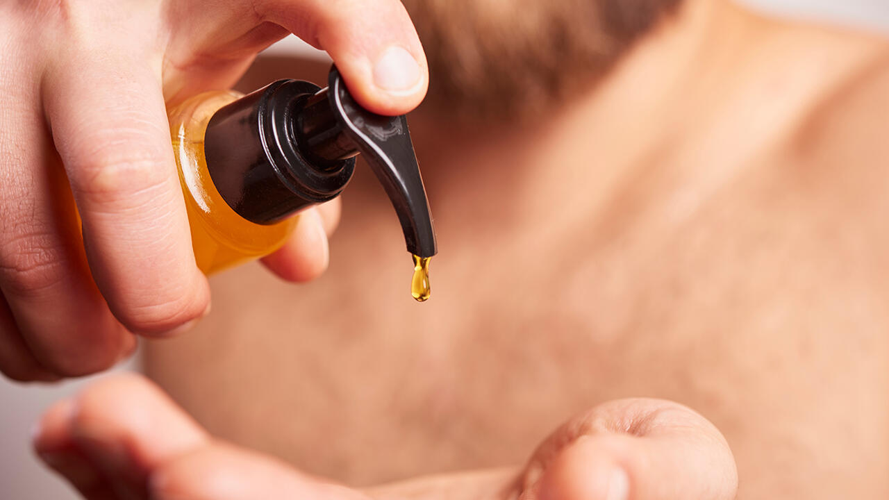 Duschöl sollten sparsam dosiert werden. Sonst droht in der Dusche Rutschgefahr. Duschöl sollten sparsam dosiert werden. Sonst droht in der Dusche Rutschgefahr.