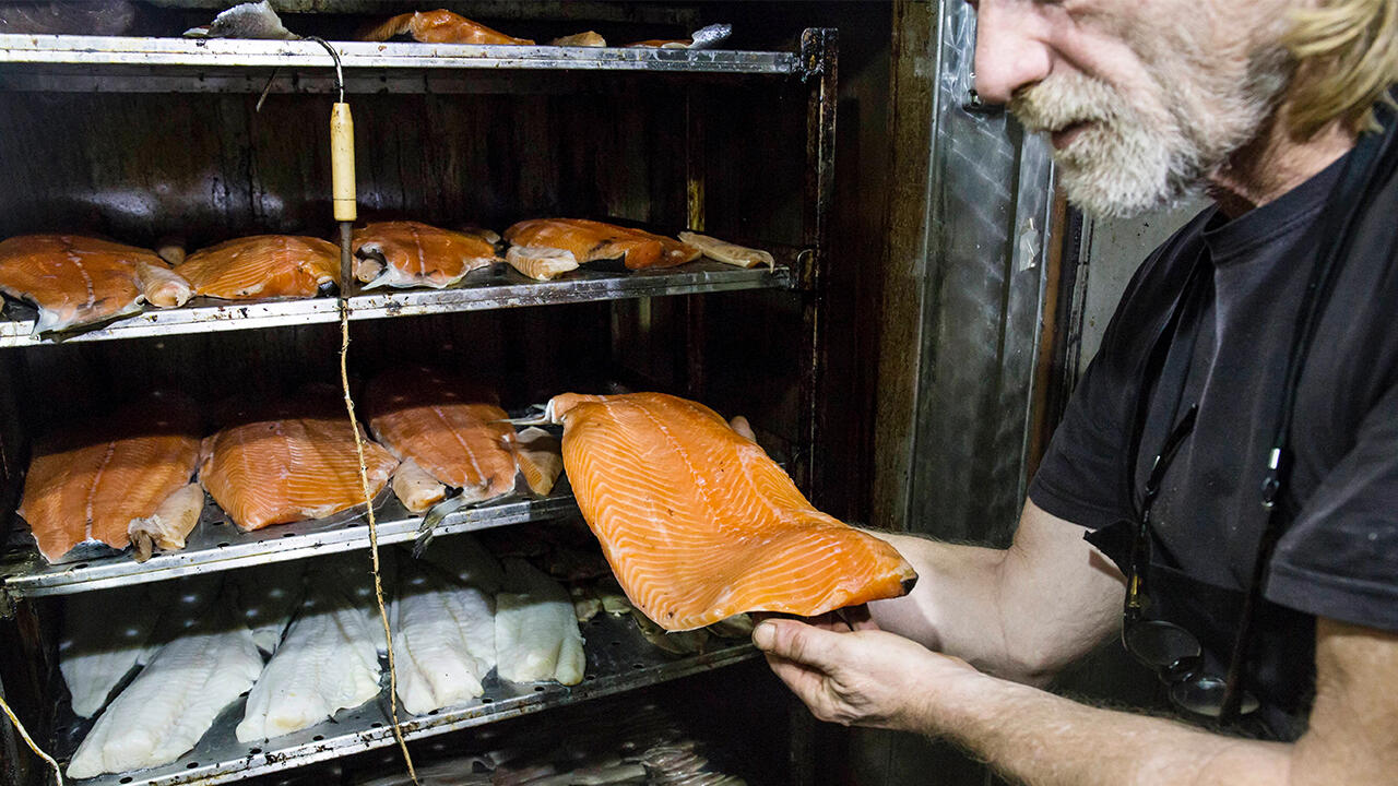 Räucherlachs: Trotz Räuchern bleibt es roher Fisch, der leicht verdirbt. Daher gilt es beim abgepacktem Lachs, das Verbrauchsdatum einzuhalten.