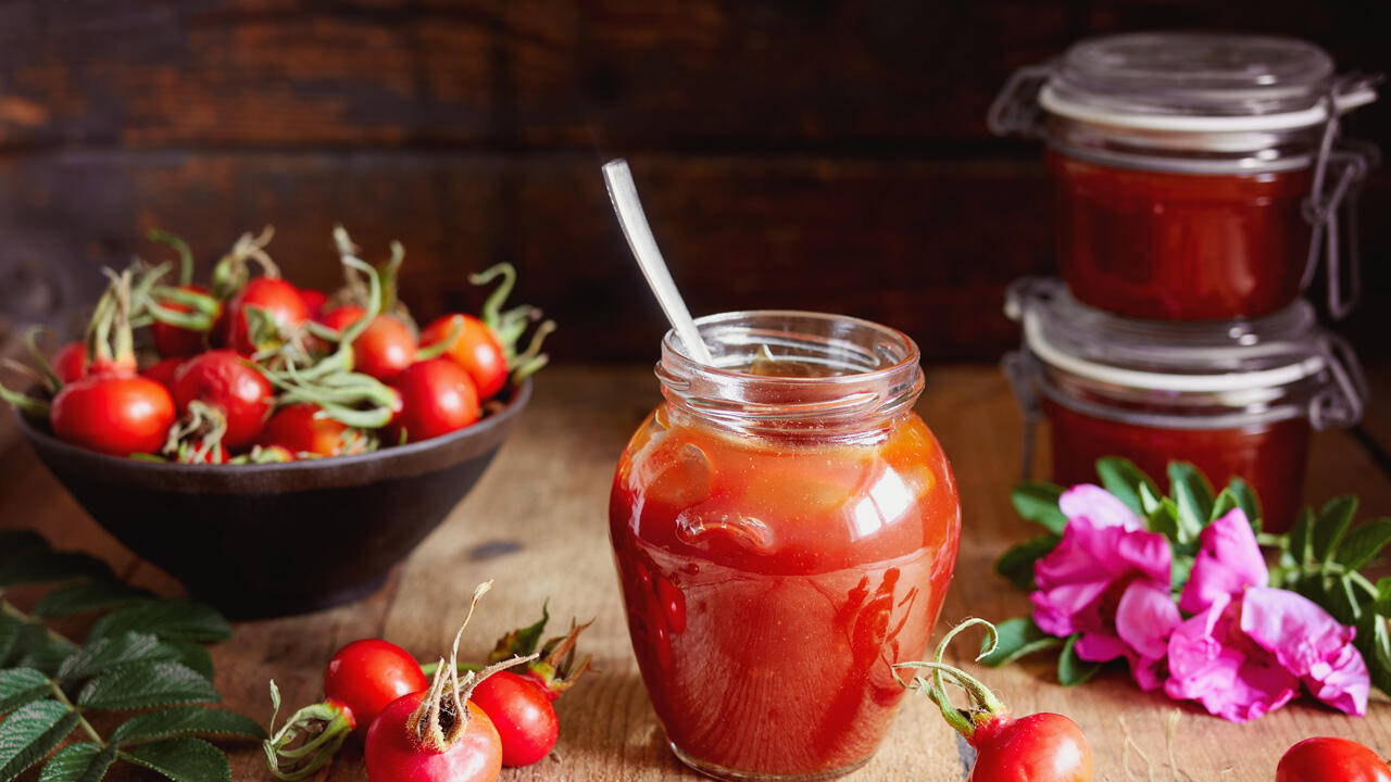 Ein bisschen Mühe macht das Zubereiten von Hagebuttenmarmelade schon – aber die lohnt sich!