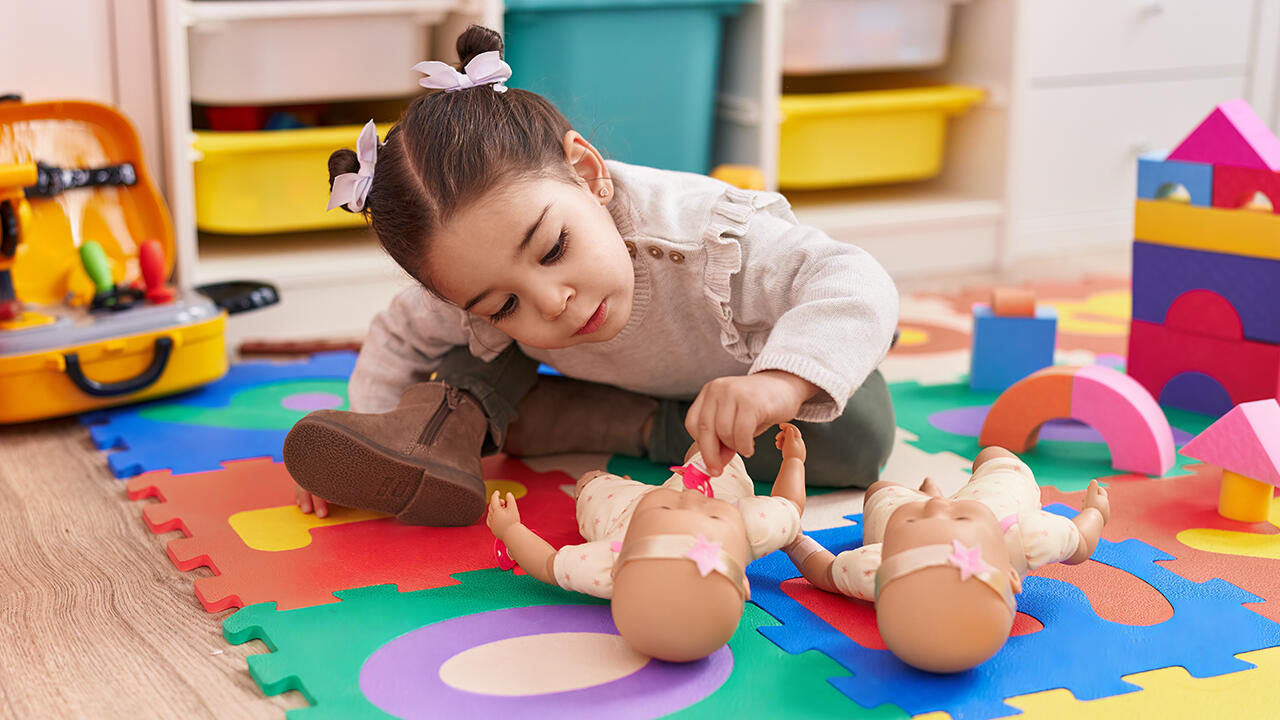 Mit Puppen spielen stärkt die sozialen Kompetenzen von Kindern. Mit Puppen spielen stärkt die sozialen Kompetenzen von Kindern.