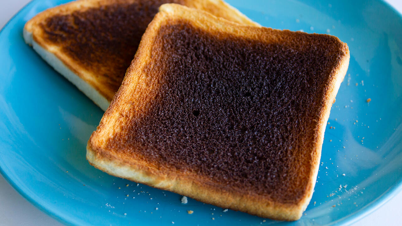 Acrylamid entsteht, wenn Zucker und Aminosäuren bei großer Hitze miteinander reagieren Acrylamid entsteht, wenn Zucker und Aminosäuren bei großer Hitze miteinander reagieren