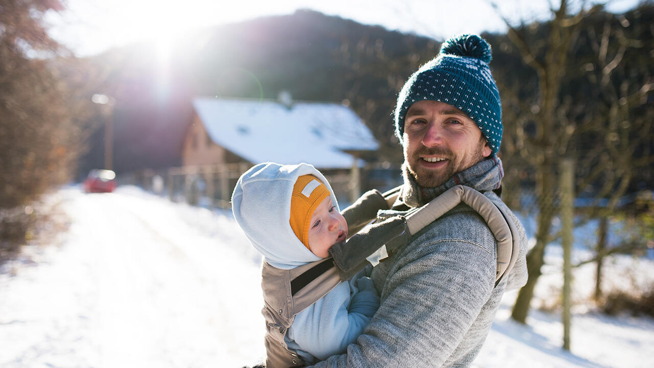 Das Tragen in der Babytrage spendet Kindern Wärme und Geborgenheit. Das Tragen in der Babytrage spendet Kindern Wärme und Geborgenheit.