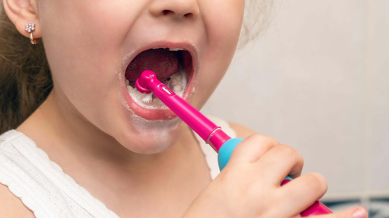 Elektrische Zahnbürsten für Kinder fallen schnell mal auf den Boden. Wenn die Zahnbürsten dann kaputt gehen, ist das sehr ärgerlich.