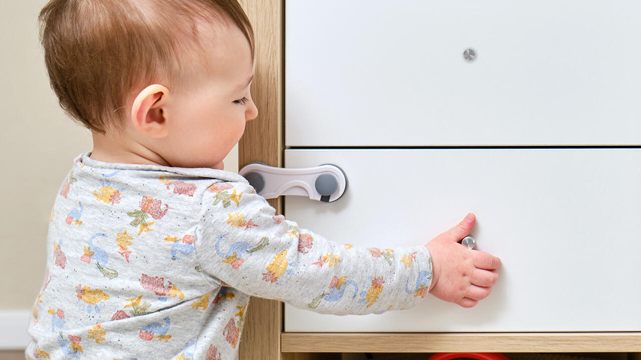 Auch Schubladen und Schränke sollten lieber kindersicher gemacht werden. Auch Schubladen und Schränke sollten lieber kindersicher gemacht werden.