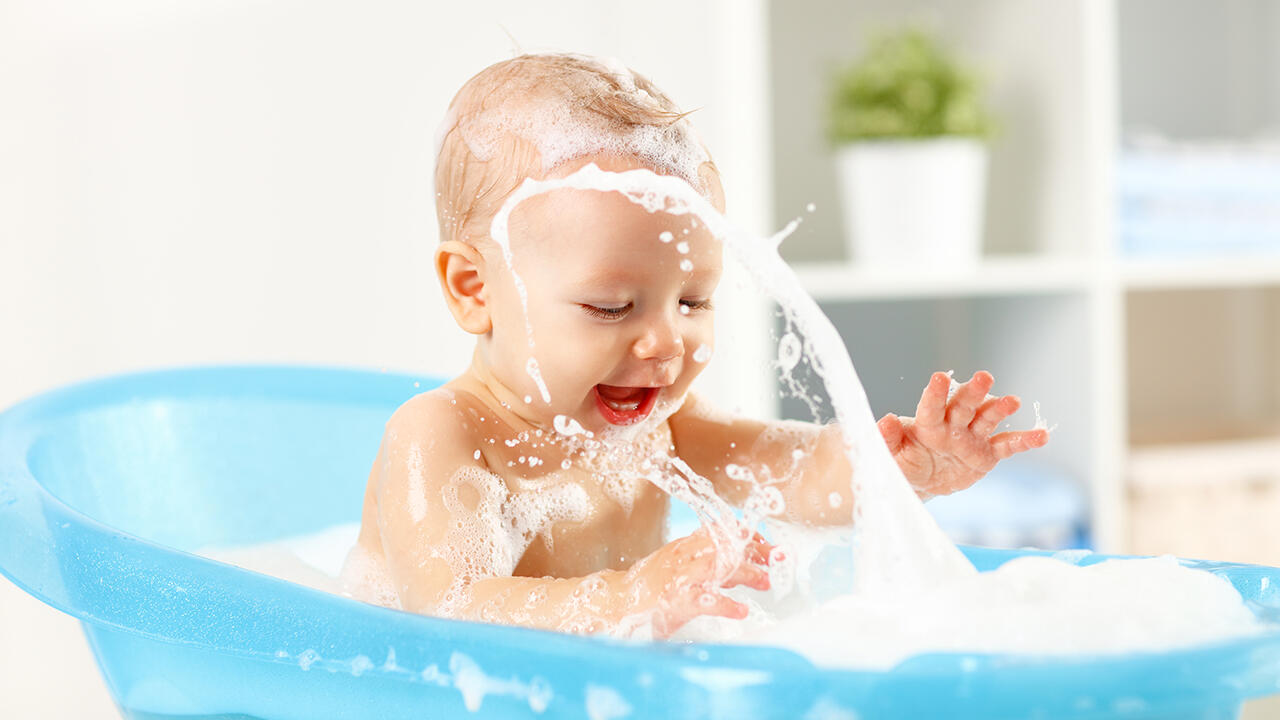 Ein Babybad ist nett, aber kein Muss. Manche Babys spielen jedoch gerne mit dem Schaum. 