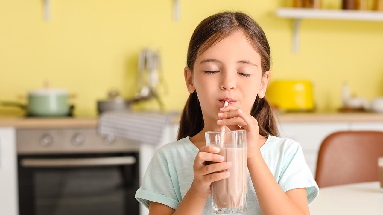 Kinder lieben Kakao. Das Problem: In den meisten Kakaopulvern steckt zu viel Zucker. Kinder lieben Kakao. Das Problem: In den meisten Kakaopulvern steckt zu viel Zucker.