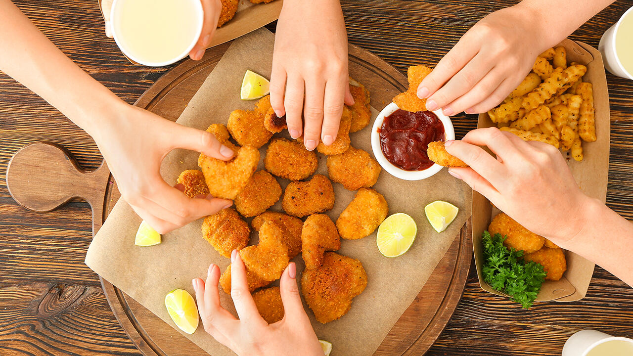 Chicken Nuggets sind ein beliebtes Fast Food. Das Problem: Sie sind alles andere als gesund. Chicken Nuggets sind ein beliebtes Fast Food. Das Problem: Sie sind alles andere als gesund.