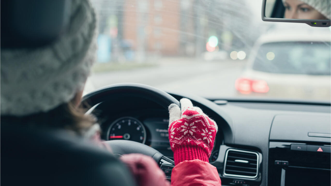 Wer im Winter vor allem kurze Strecken fährt, sollte seine Batterie dabei möglichst wenig belasten.