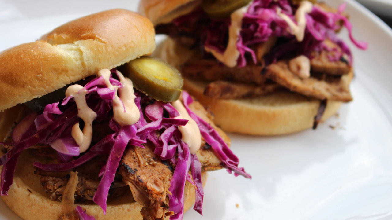 Sieht aus wie "pulled pork"? Fast! Es handelt sich um einen Jackfruit-Burger.