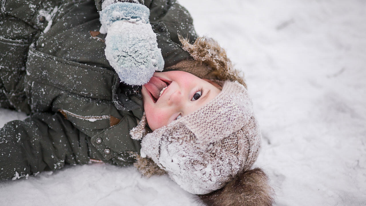 Frischen Schnee zu essen ist verlockend – gesund ist es eher nicht.