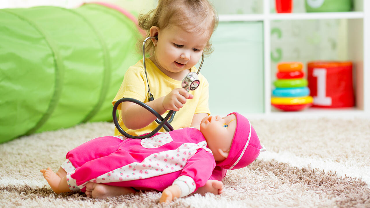 Kinder spielen mit Puppen häufig Szenen aus ihrem eigenen Leben nach.