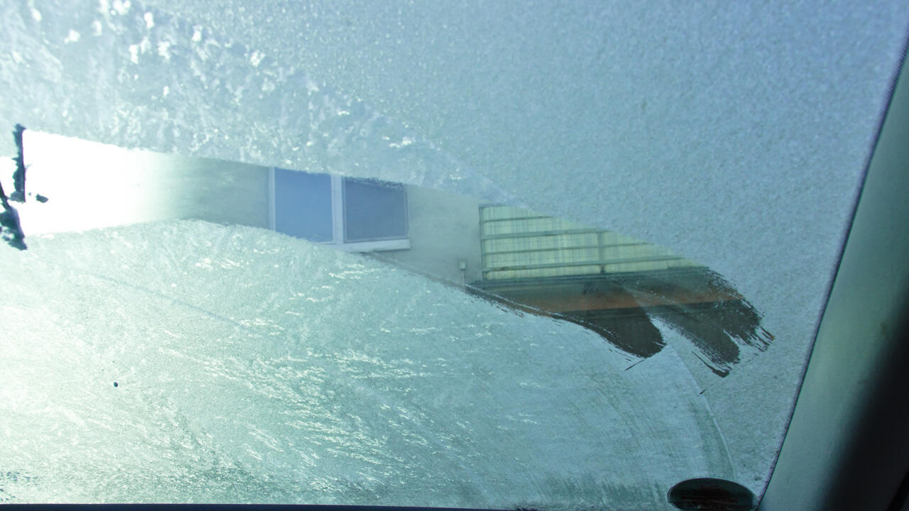 Auto enteisen: Eiskratzer, heißes Wasser - oder Wärmflasche? - ÖKO