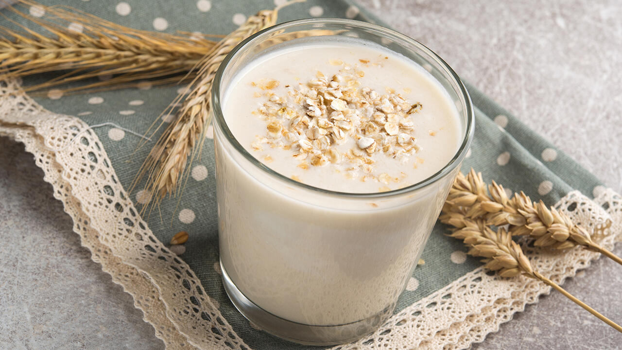 Die Herstellung von Hafermilch verbraucht im Vergleich zu Kuhmilch weniger Wasser und Landfläche. Die Herstellung von Hafermilch verbraucht im Vergleich zu Kuhmilch weniger Wasser und Landfläche.