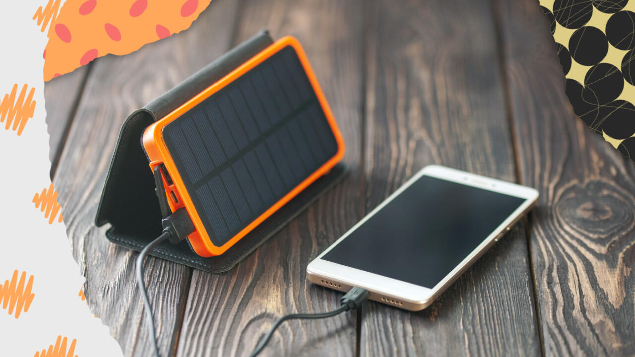 Klima-Geschenk: Solarbetriebenes Ladegerät fürs Smartphone.