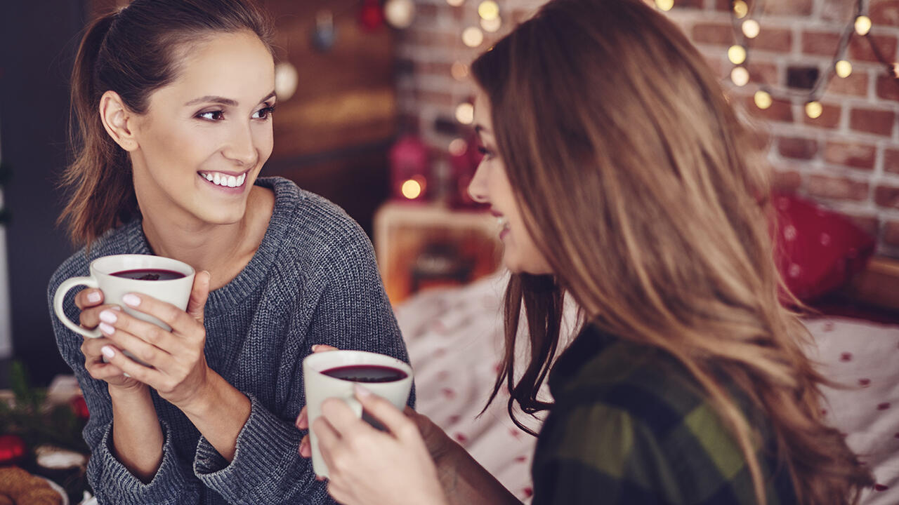 Glühwein nicht über 70 Grad erhitzen und auf keinen Fall kochen – sonst verändert sich sein Geschmack und der Alkohol verdampft. Die optimale Temperatur ist 60 Grad. Glühwein nicht über 70 Grad erhitzen und auf keinen Fall kochen – sonst verändert sich sein Geschmack und der Alkohol verdampft. Die optimale Temperatur ist 60 Grad.