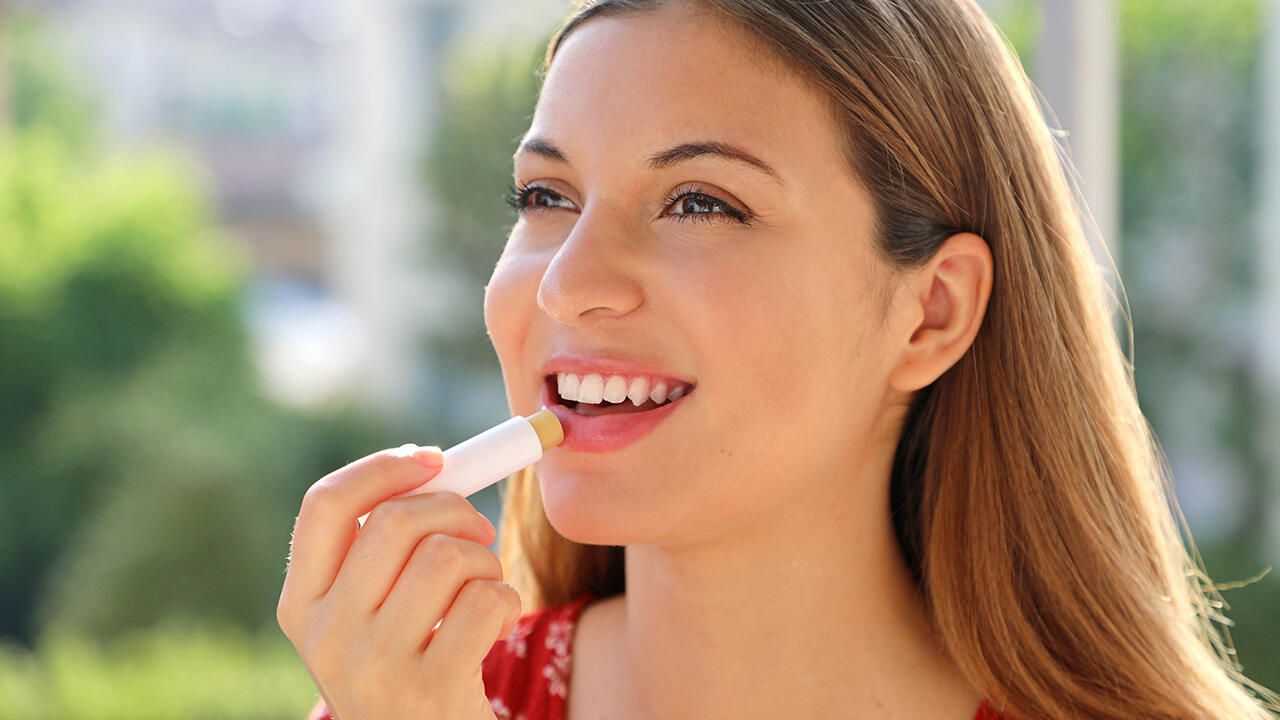 Titandioxid steckt häufig auch in Lippenpflegestiften.
