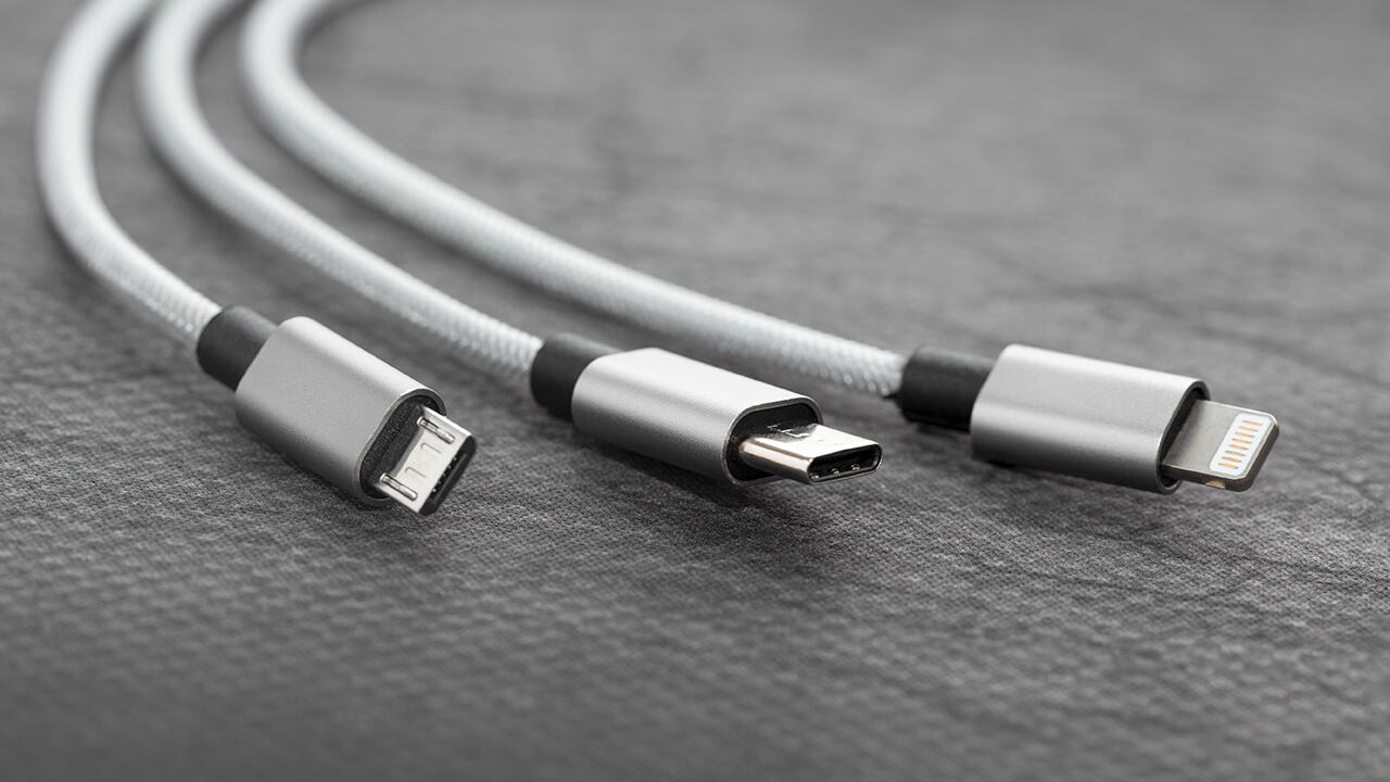 Smartphones und andere elektronische Geräte sollen künftig alle über einen USB-C-Anschluss geladen werden können.