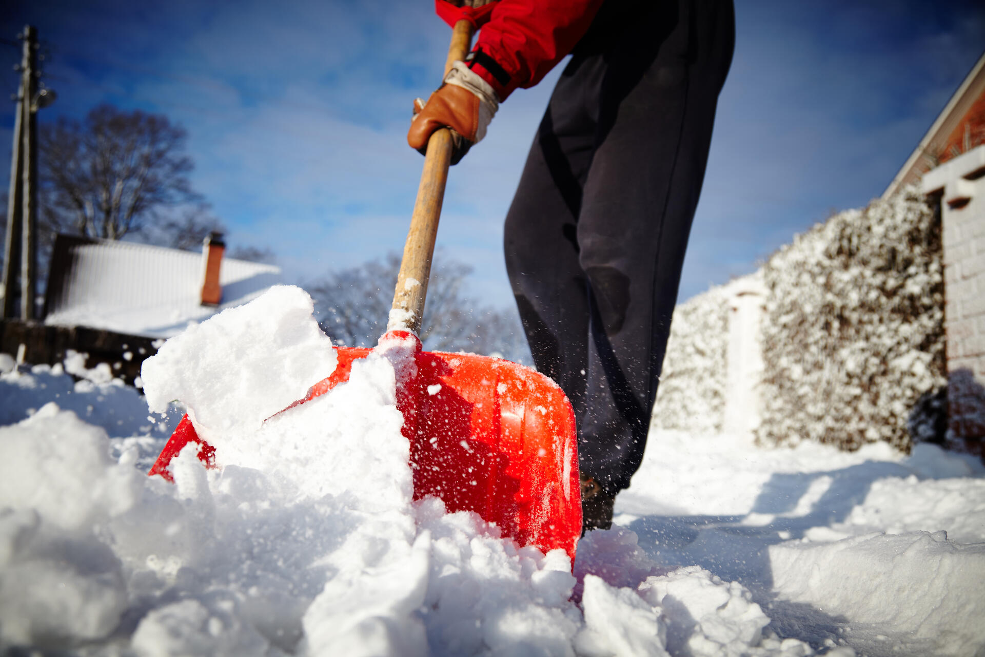 Die ökologischste Methode, Schnee zu räumen, ist immer noch das Beseitigen mit der Schneeschaufel.