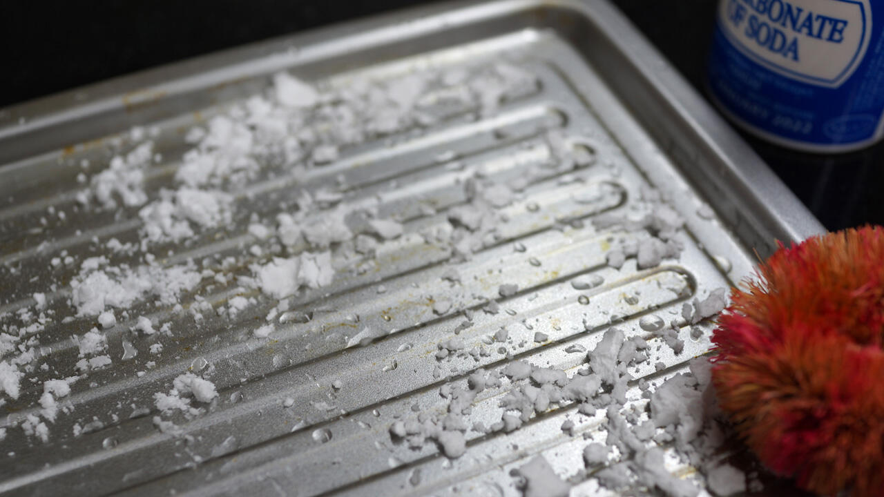 Salz ist ein bekanntes Hausmittel, um verschmutzte Backofenbleche zu reinigen.