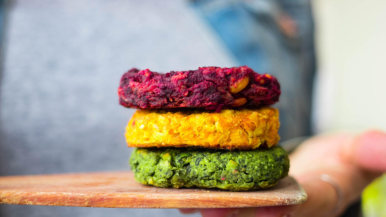 Vegane Burgerpatties können verschiedenste Gemüse enthalten. Häufig werden sie auf der Basis von Hülsenfrüchten zubereitet.