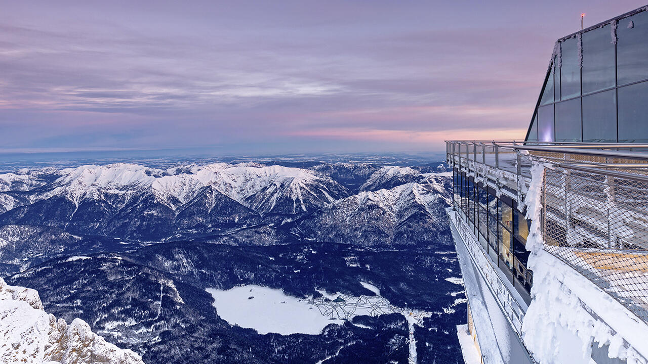 Von der Zugspitze blickt man im Winter auf den zugefrorenen Eibsee.