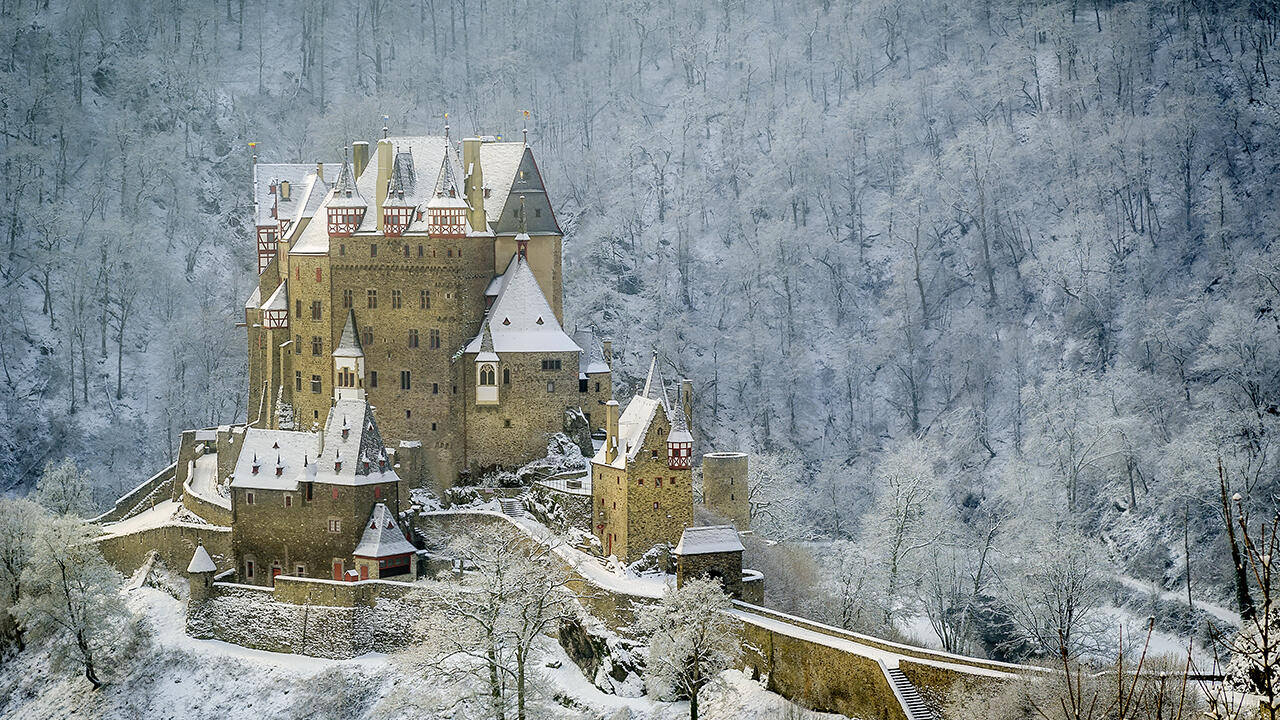Im Winter kann Burg Eltz zwar nicht besucht werden, von weitem ist sie aber auch auf einer Wanderung zu bestaunen.