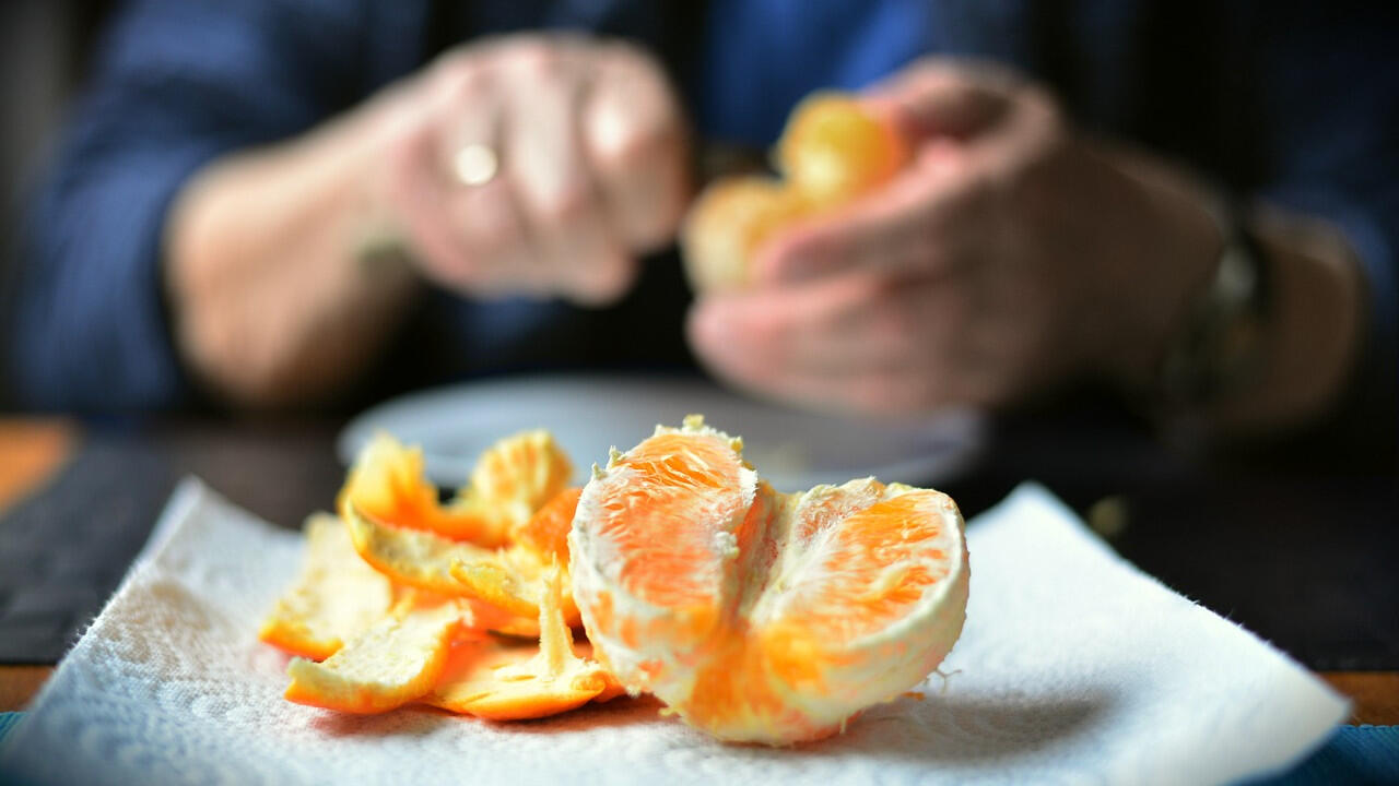 Mit Orangenschalen können Kalkflecken in Bad oder Küche natürlich entfernt werden.