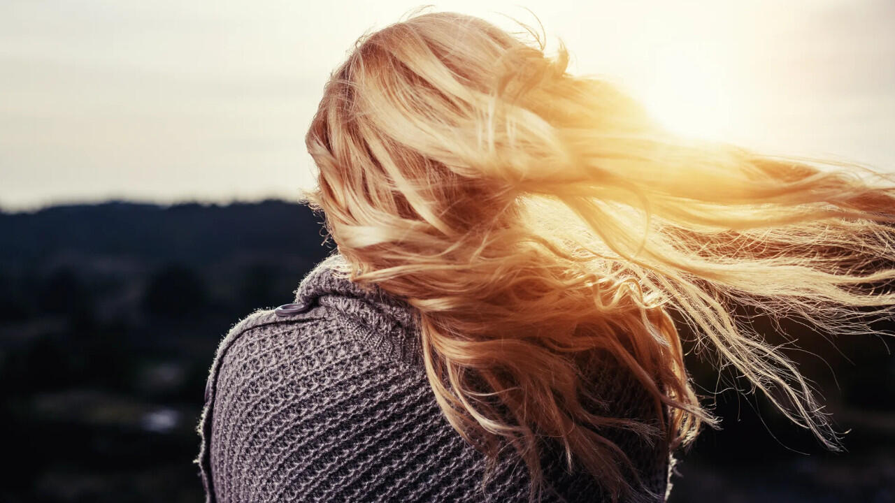 Glänzende Haare mit einer selbst gselbstemachten Haarspülung aus Orangenschalen und Apfelessig.