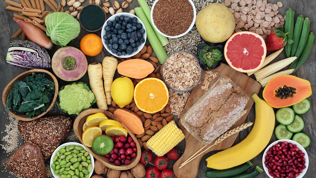 Basis der Planetary Health Diet sind Gemüse, Obst, Hülsenfrüchte, Nüsse, Vollkornprodukte und pflanzliche Öle.