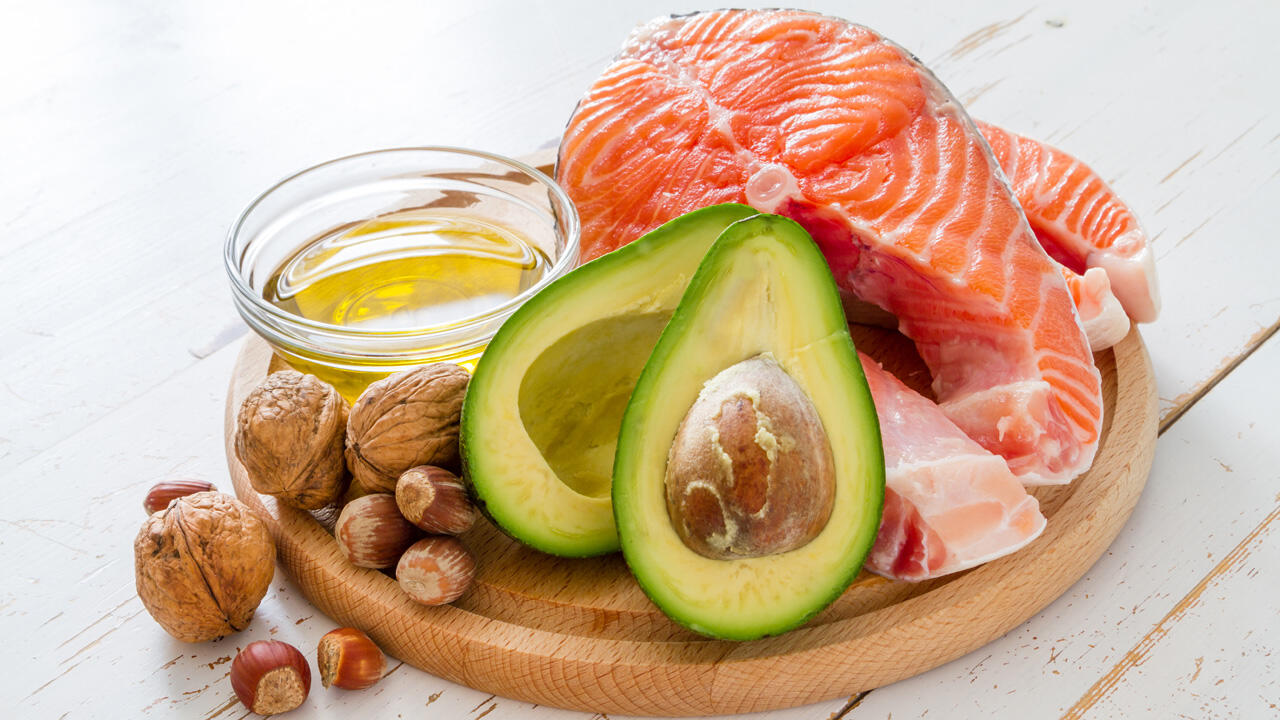 Die gesunden Omega-3-Fettsäuren stecken vor allem in Fisch und hochwertigen Ölen.