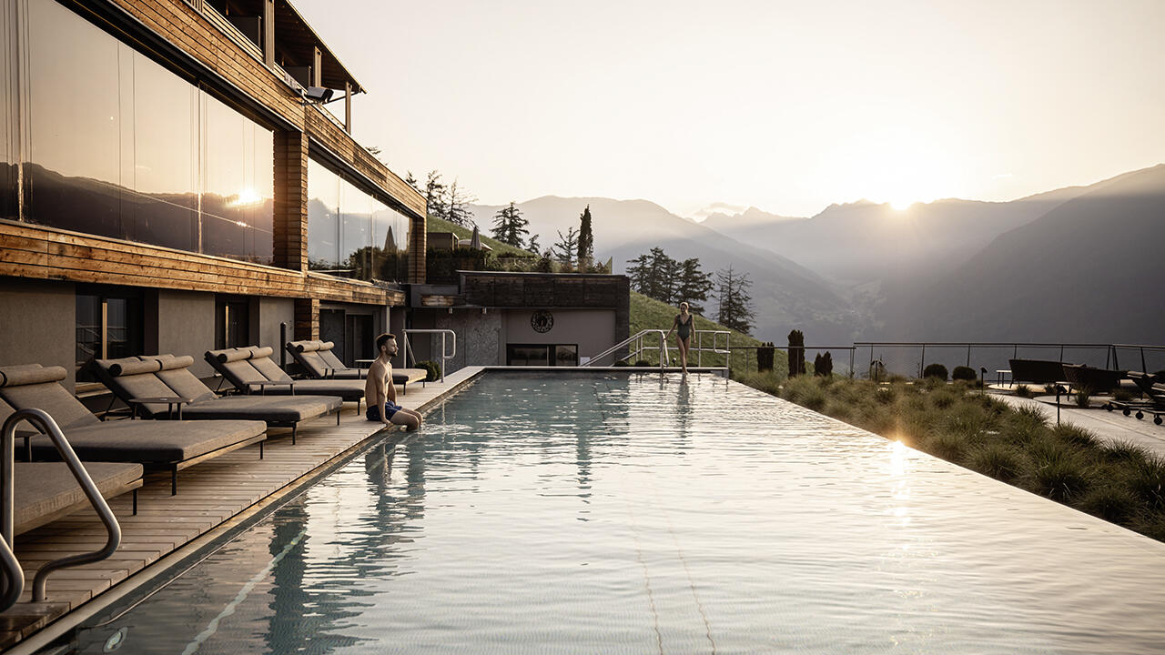 Aus dem Outdoor-Pool des Gerstls hat man einen wunderschönen Ausblick über das Tal.