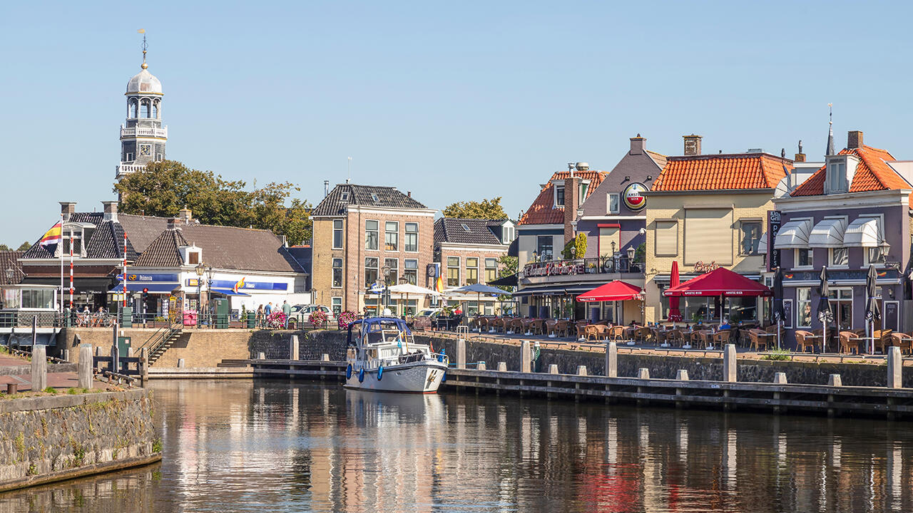 In der historischen Stadt Lemmer kann man sich bei einem Landgang die Füße vertreten.