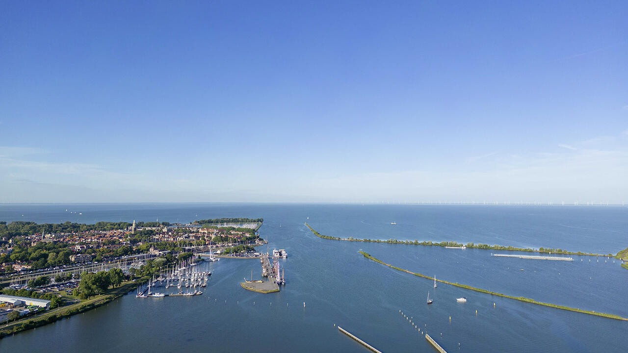 Ausblick von Enkhuizen auf das Ijsselmeer.