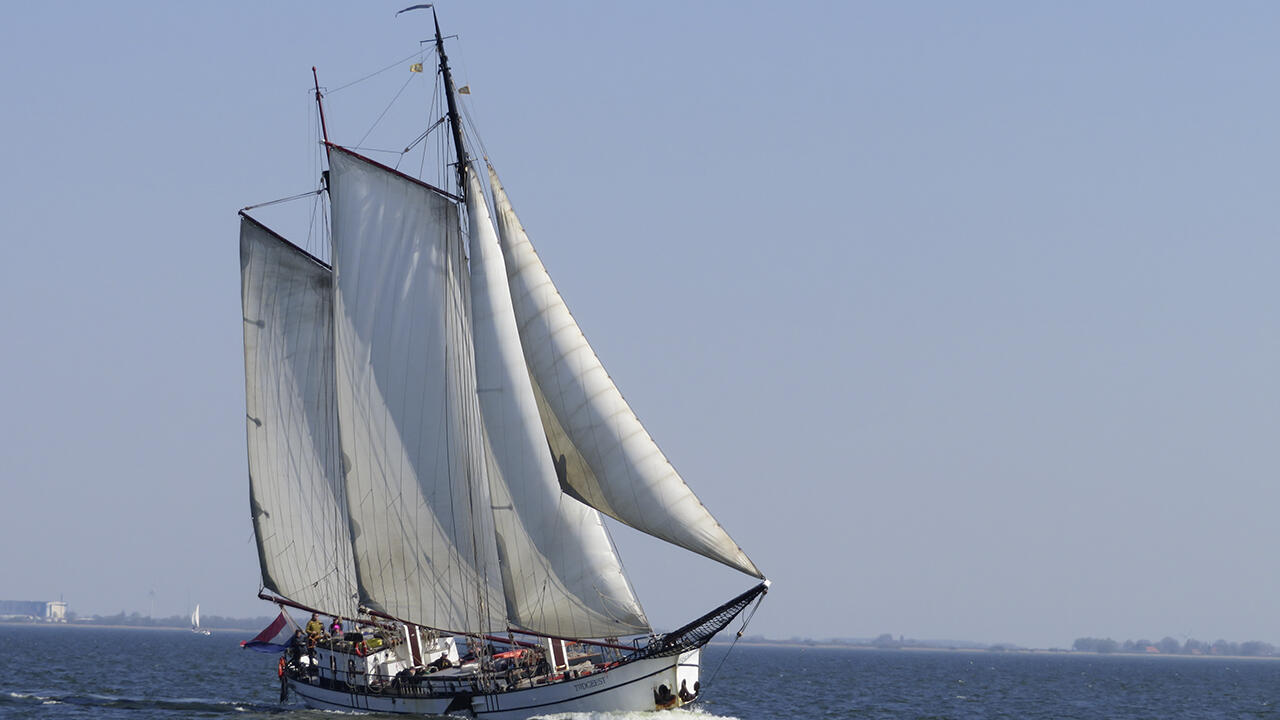 Plattbodenschiffe werden mit Windkraft betrieben. 