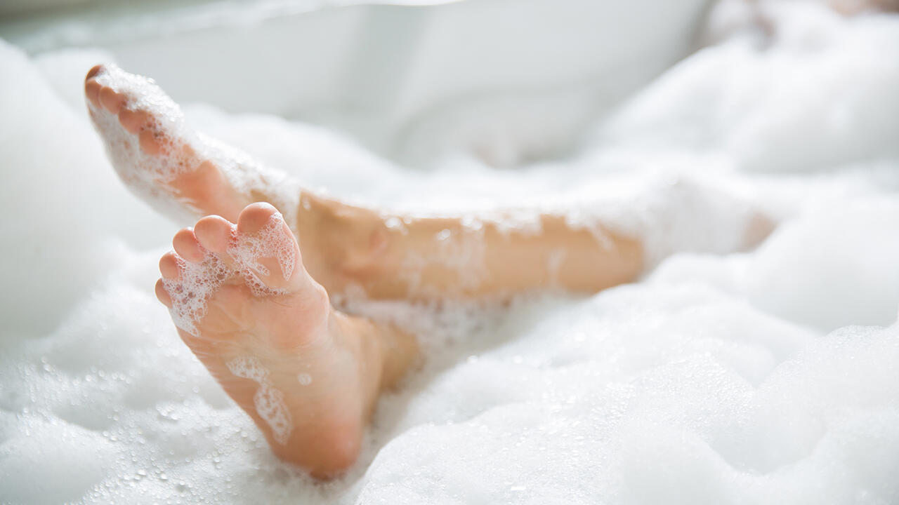 Ein warmes Schaumbad kann entspannend wirken. Zugesetzte Badezusätze sollten dabei möglichst schadstofffrei sein.