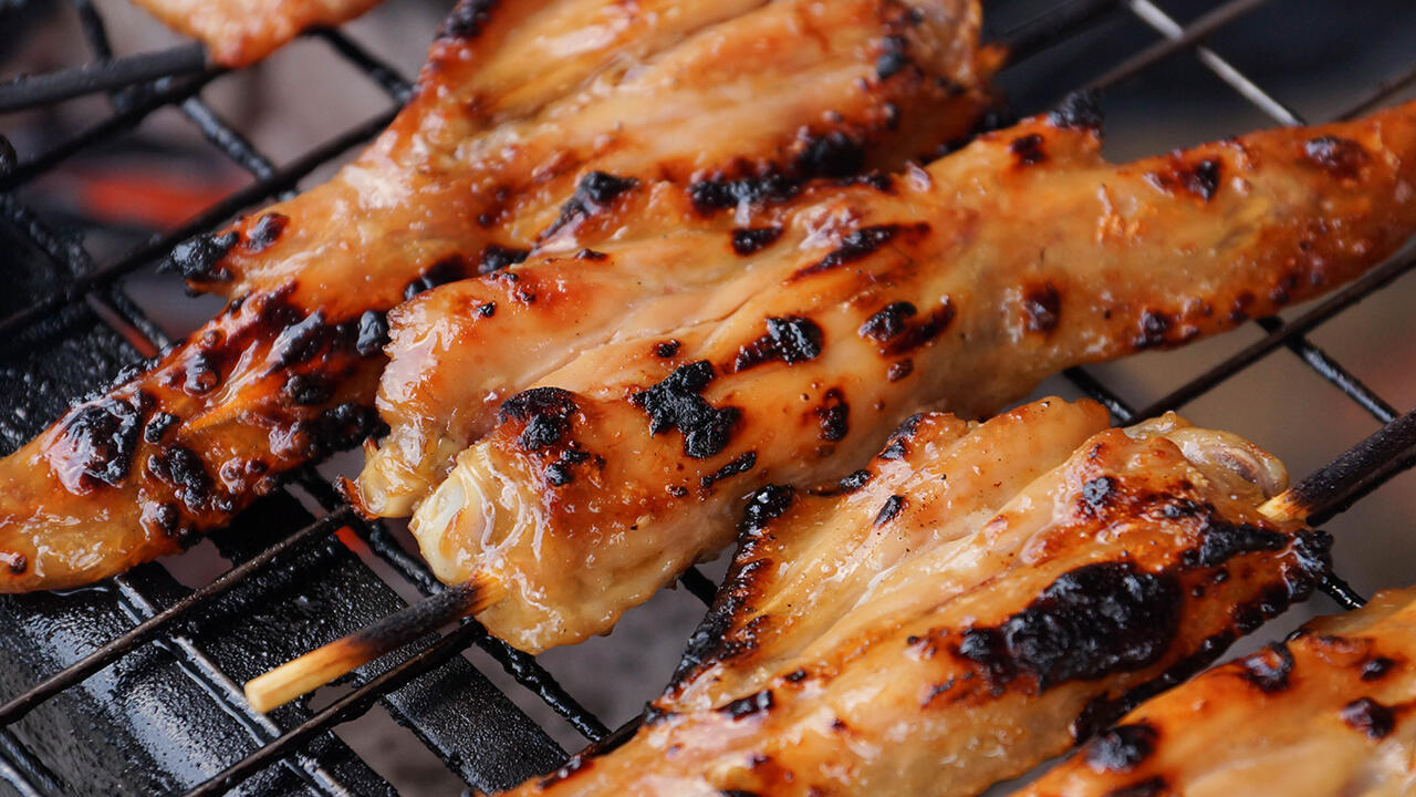 Wenn beim Grillen Fett oder Marinade in die Glut tropft, können sich bedenkliche polyzyklische aromatische Kohlenwasserstoffe bilden.