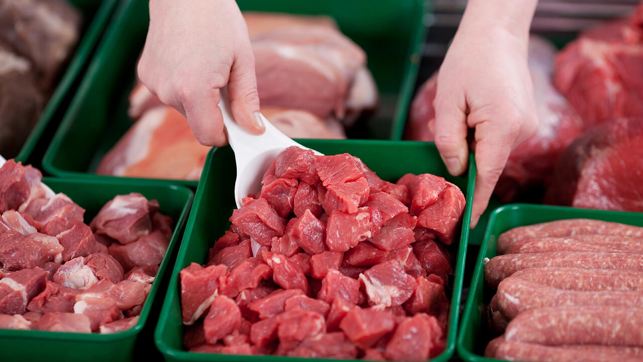 Die Tierwohlabgabe könnte Fleisch und Fleischprodukte für Verbraucherinnen und Verbraucher teurer machen.