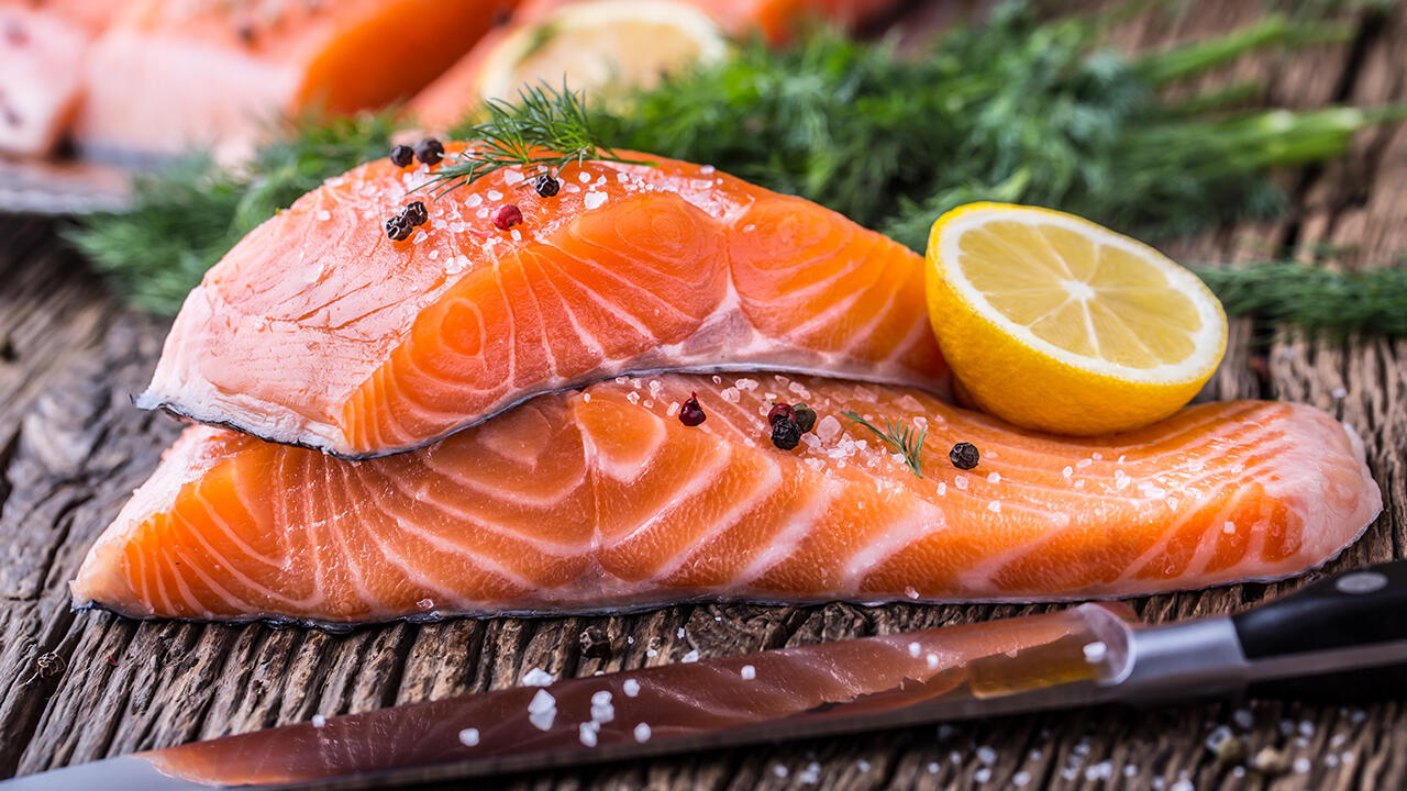 Fettreiche Fische wie Lachs enthalten viel Vitamin D.