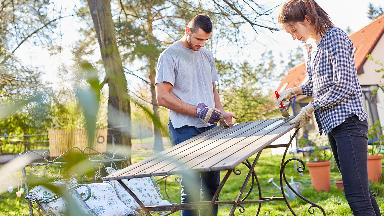 UV-Strahlung und Feuchtigkeit setzen den Gartenmöbeln aus Holz zu. UV-Strahlung und Feuchtigkeit setzen den Gartenmöbeln aus Holz zu.