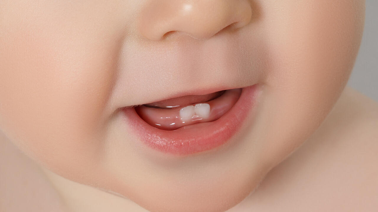 Sobald die ersten Zähne durchgebrochen sind, sollten Eltern mit dem Zähneputzen beginnen.
