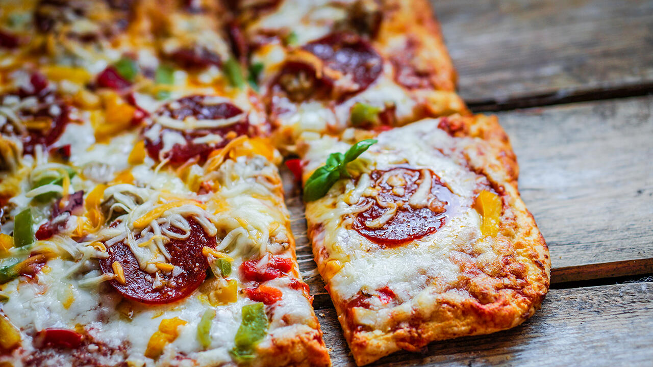 Mit fertigem Pizzateig lässt sich die Lieblingspizza schnell und bequem zu Hause herstellen.
