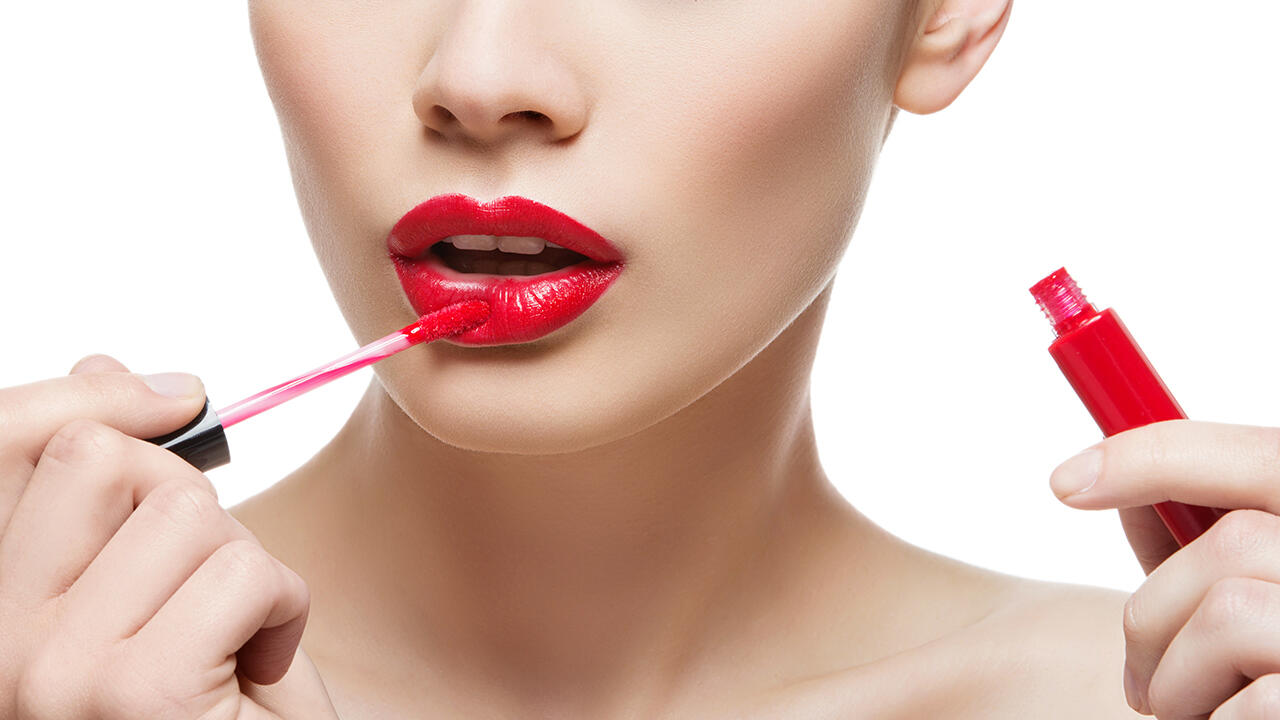 Roter Lipgloss im Test: Wir haben 16 Produkte von Essence, Catrice & Co. überprüft. 